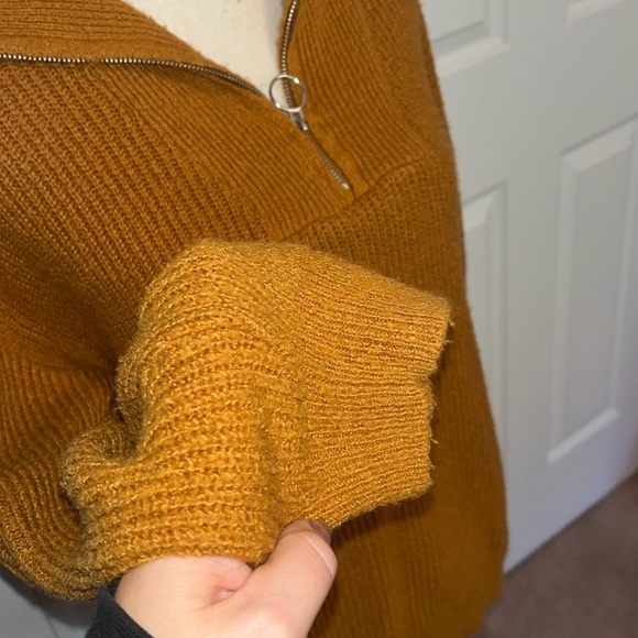 Forever 21 Gold Sweater - Picture 3 of 9